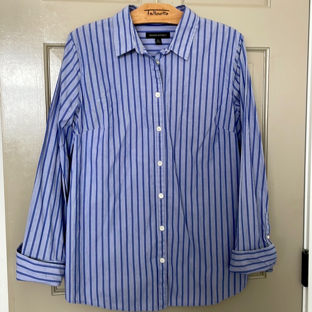 Fitted Banana Republic blue stripe button down shirt.